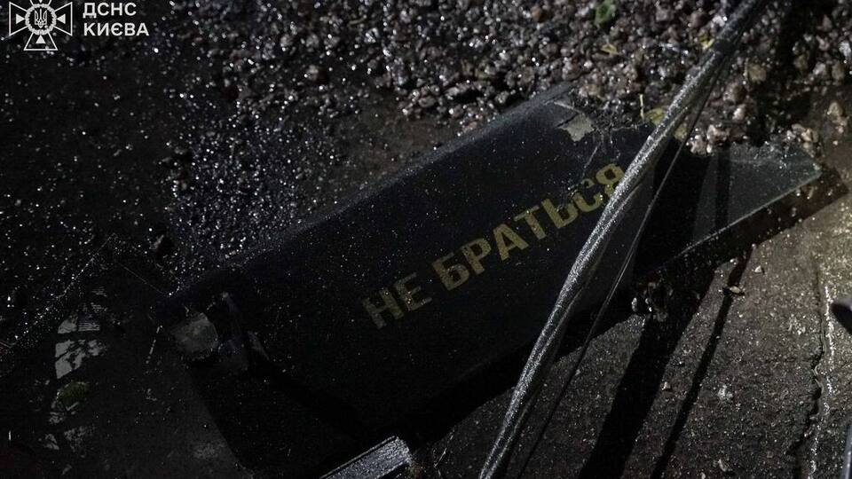 Уламки впали у двох районах Києва