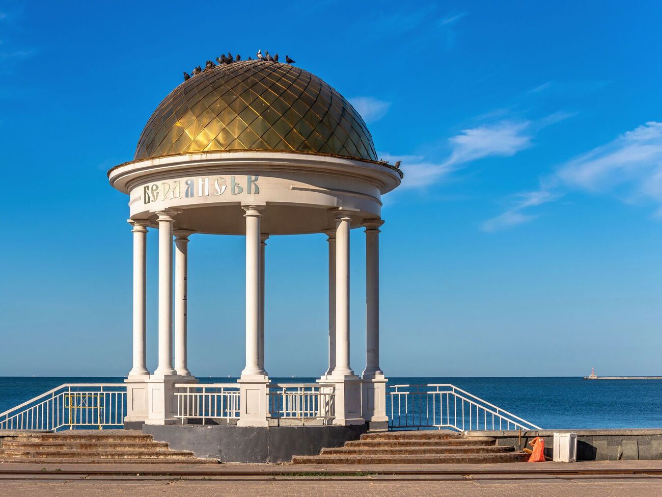 В результате подрыва моста железнодорожное сообщение с оккупированным Бердянском парализовано, РФ не может подвозить туда боеприпасы для своей армии, пишут СМИ