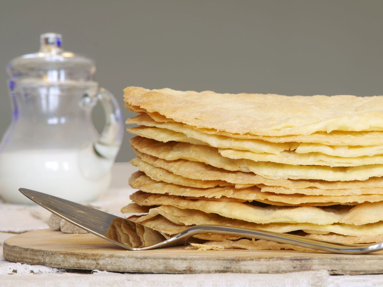 Коржі для "Наполеона" можна приготувати і на сковорідці