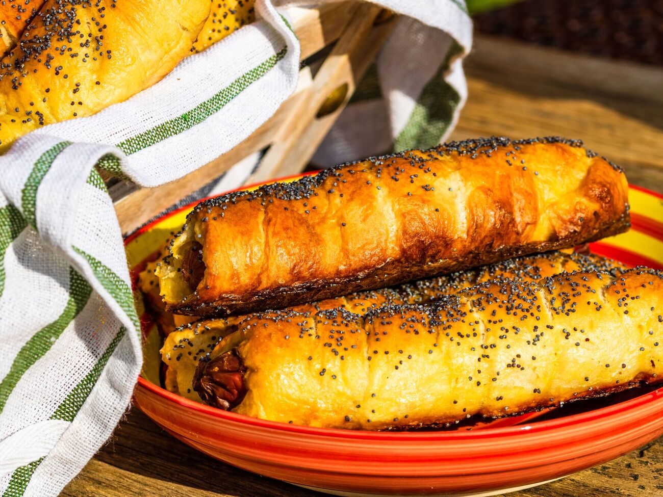 Сосиски на дріжджовому тісті виходять пухкими й ароматними