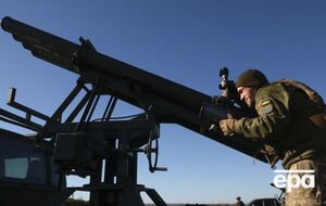 Украинские военные из артиллерии ударили по объектам в Курской области РФ, где могли размещаться военные из КНДР, пишет издание