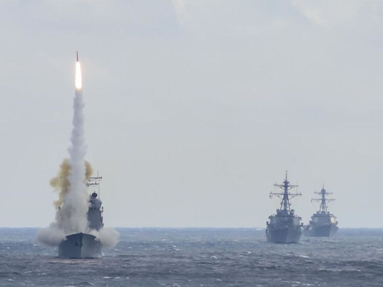 Собеседники издания сказали, что США не создали оборонно-промышленную базу, которая могла бы адаптироваться к масштабным войнам в других регионах и в то же время сохранять собственную готовность