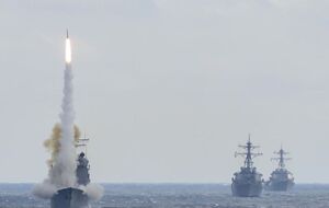 Собеседники издания сказали, что США не создали оборонно-промышленную базу, которая могла бы адаптироваться к масштабным войнам в других регионах и в то же время сохранять собственную готовность