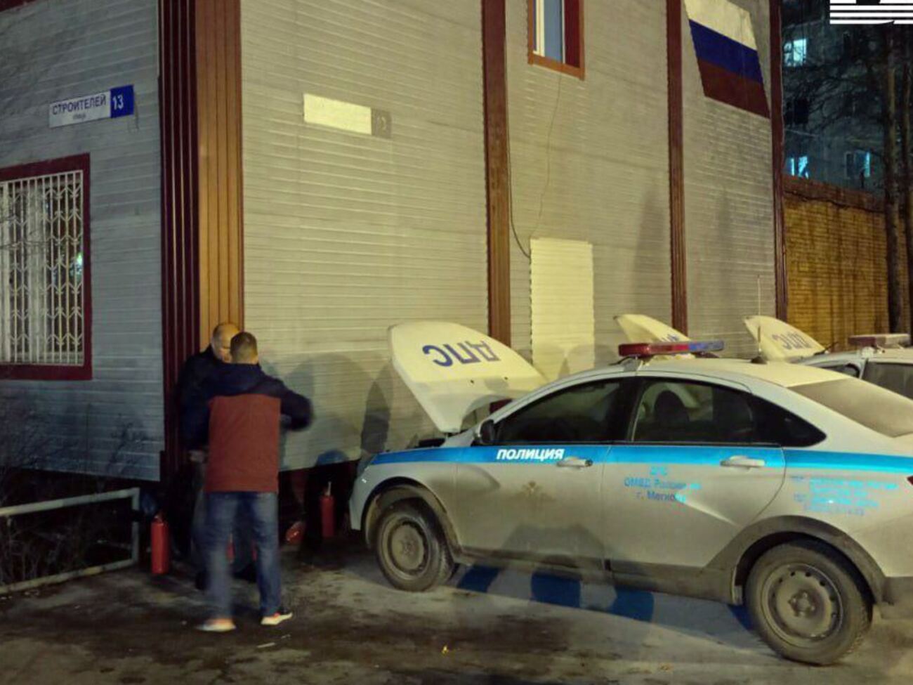 Автомобили полиции подожгли на охраняемой парковке, пишут СМИ