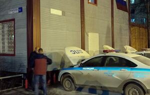 Автомобили полиции подожгли на охраняемой парковке, пишут СМИ