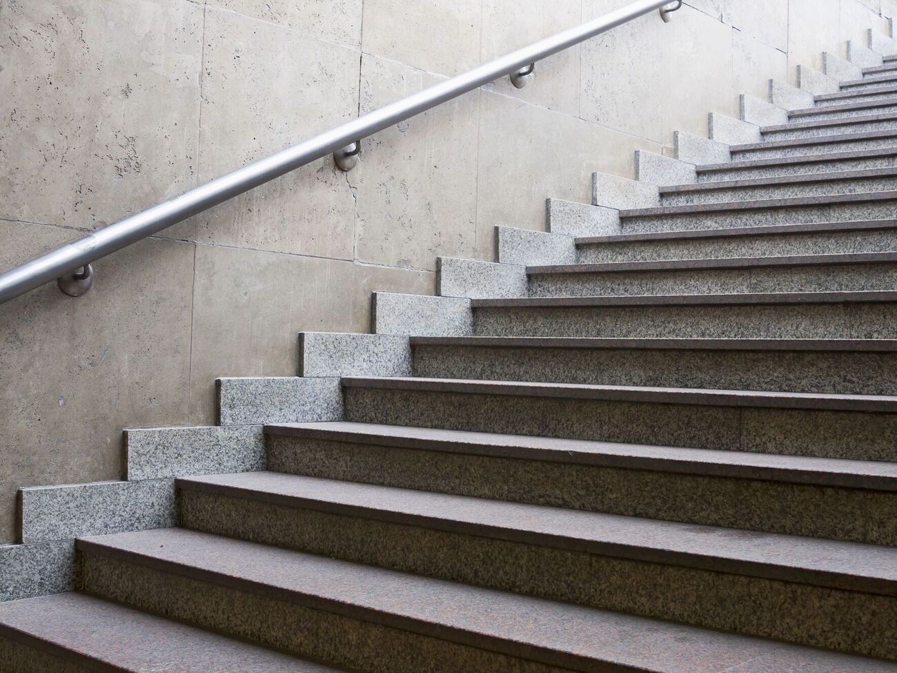 24-летняя москвичка скончалась в больнице от травм головы и перелома шеи