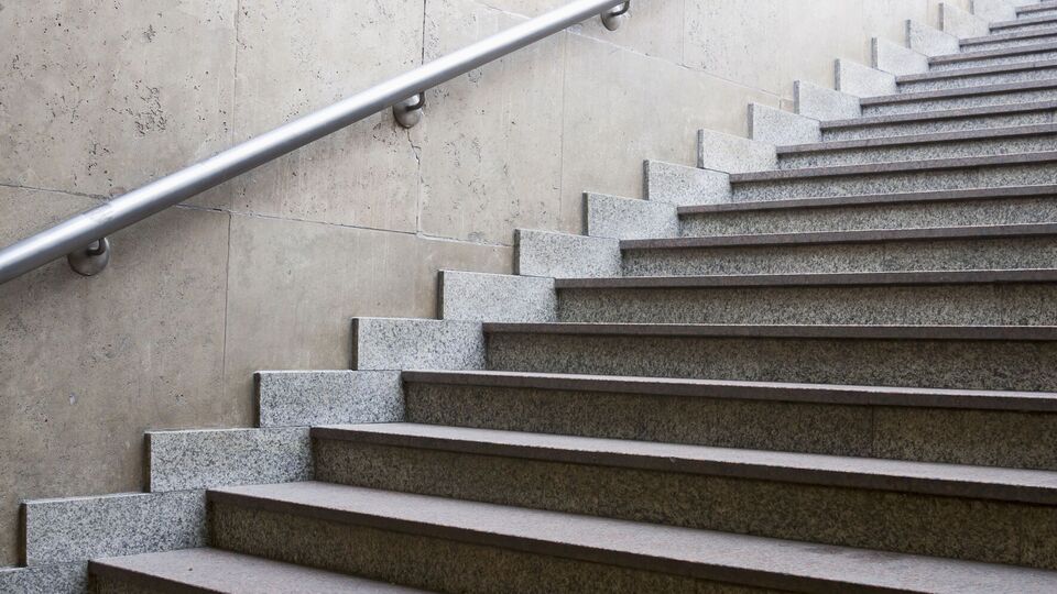 24-летняя москвичка скончалась в больнице от травм головы и перелома шеи