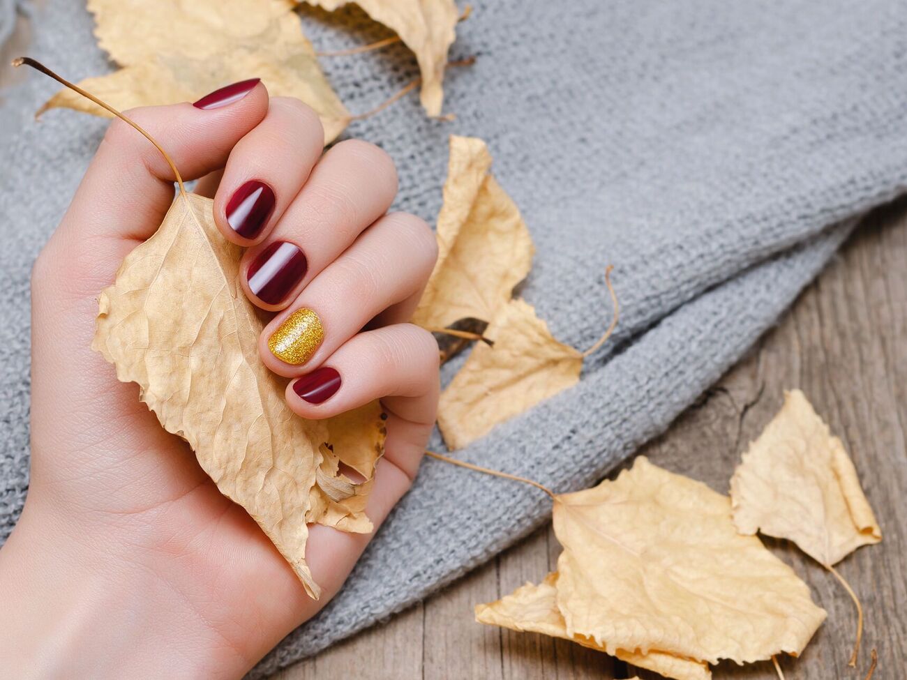 Нігті можна покрити лаком повністю