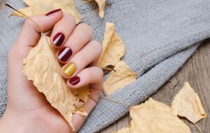 Нігті можна покрити лаком повністю