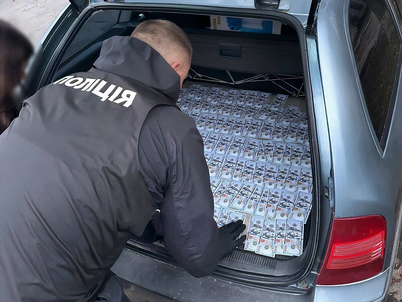 Изъятые деньги при задержании подозреваемой, которая, по версии следствия, помогала избежать службы в ВСУ