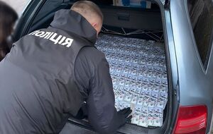 Изъятые деньги при задержании подозреваемой, которая, по версии следствия, помогала избежать службы в ВСУ