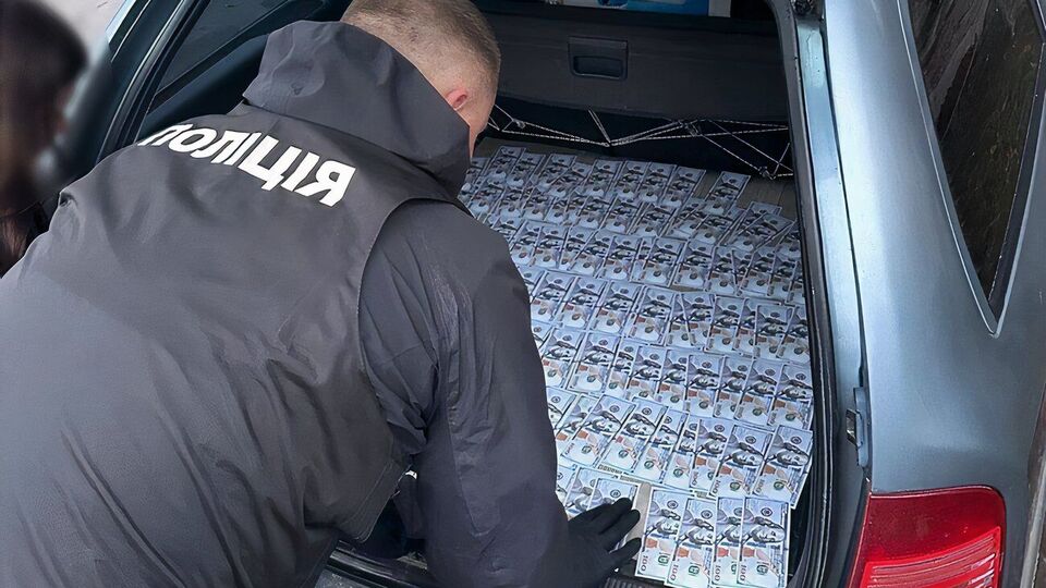 Изъятые деньги при задержании подозреваемой, которая, по версии следствия, помогала избежать службы в ВСУ