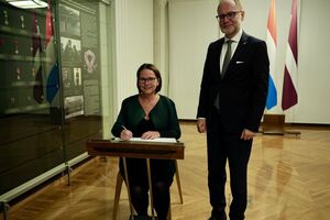 Міністерка оборони Люксембургу підписує документ про приєднання до "коаліції дронів"