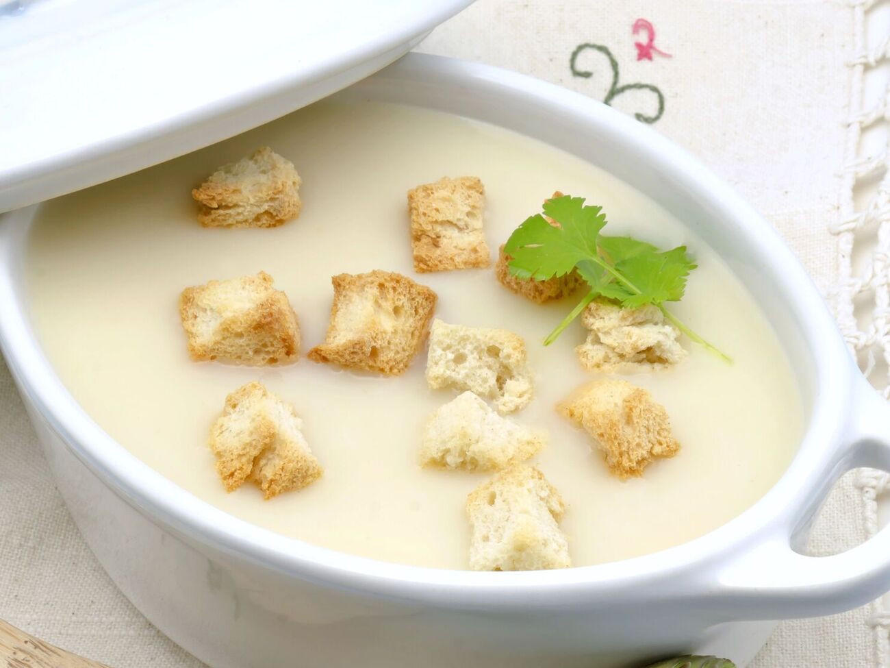 Подавайте суп із грінками. Посипте його тертим сиром