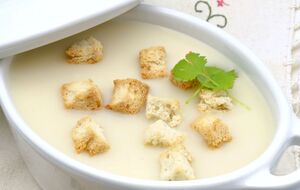 Подавайте суп із грінками. Посипте його тертим сиром