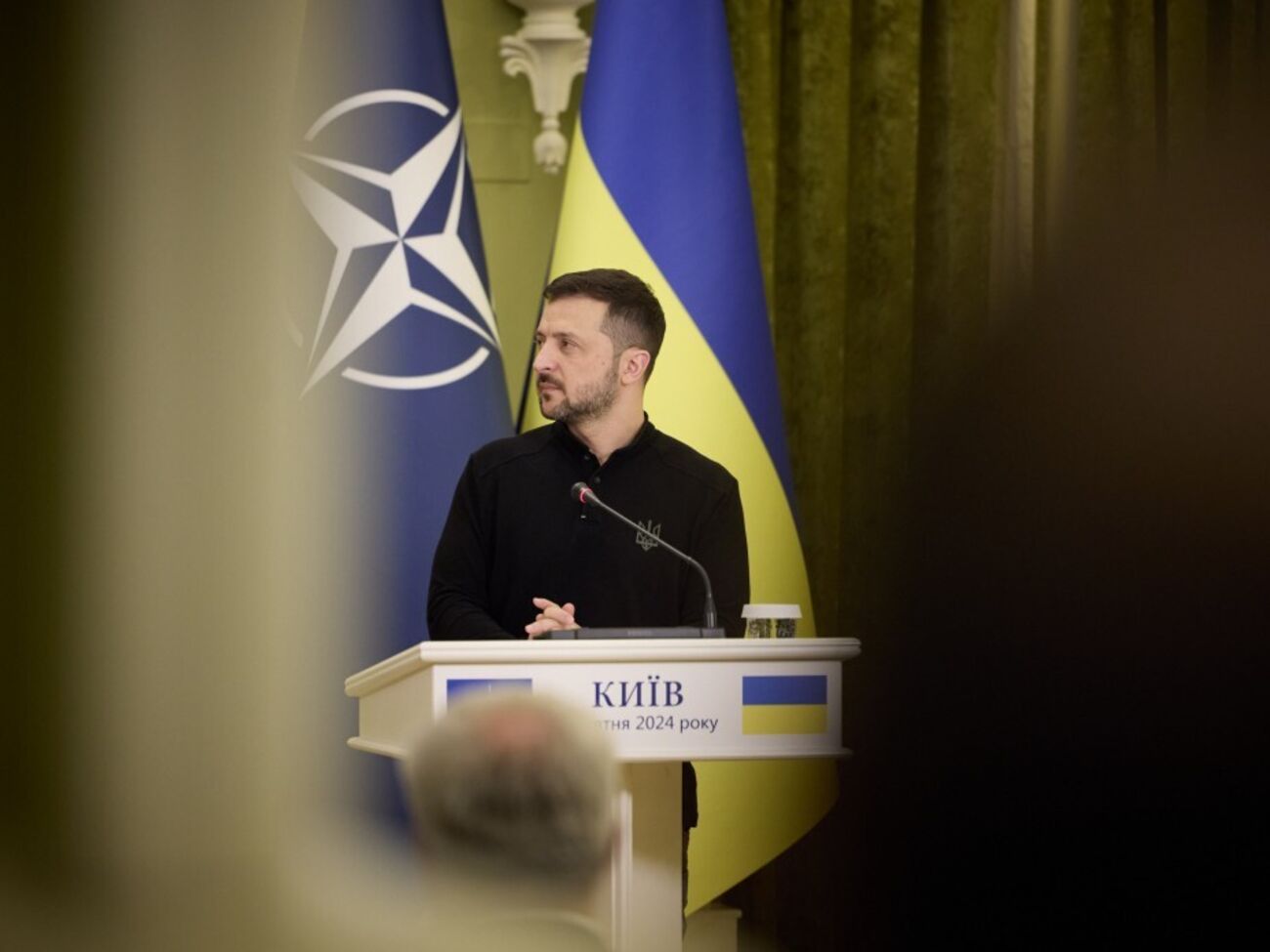 Коли Росія руйнує позиції українських військових, їм "треба зберегти своє життя", зазначив Зеленський