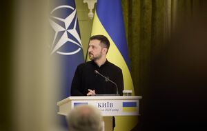 Коли Росія руйнує позиції українських військових, їм "треба зберегти своє життя", зазначив Зеленський