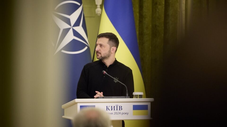 Когда Россия разрушает позиции украинских военных, им "надо сохранить свою жизнь", отметил Зеленский