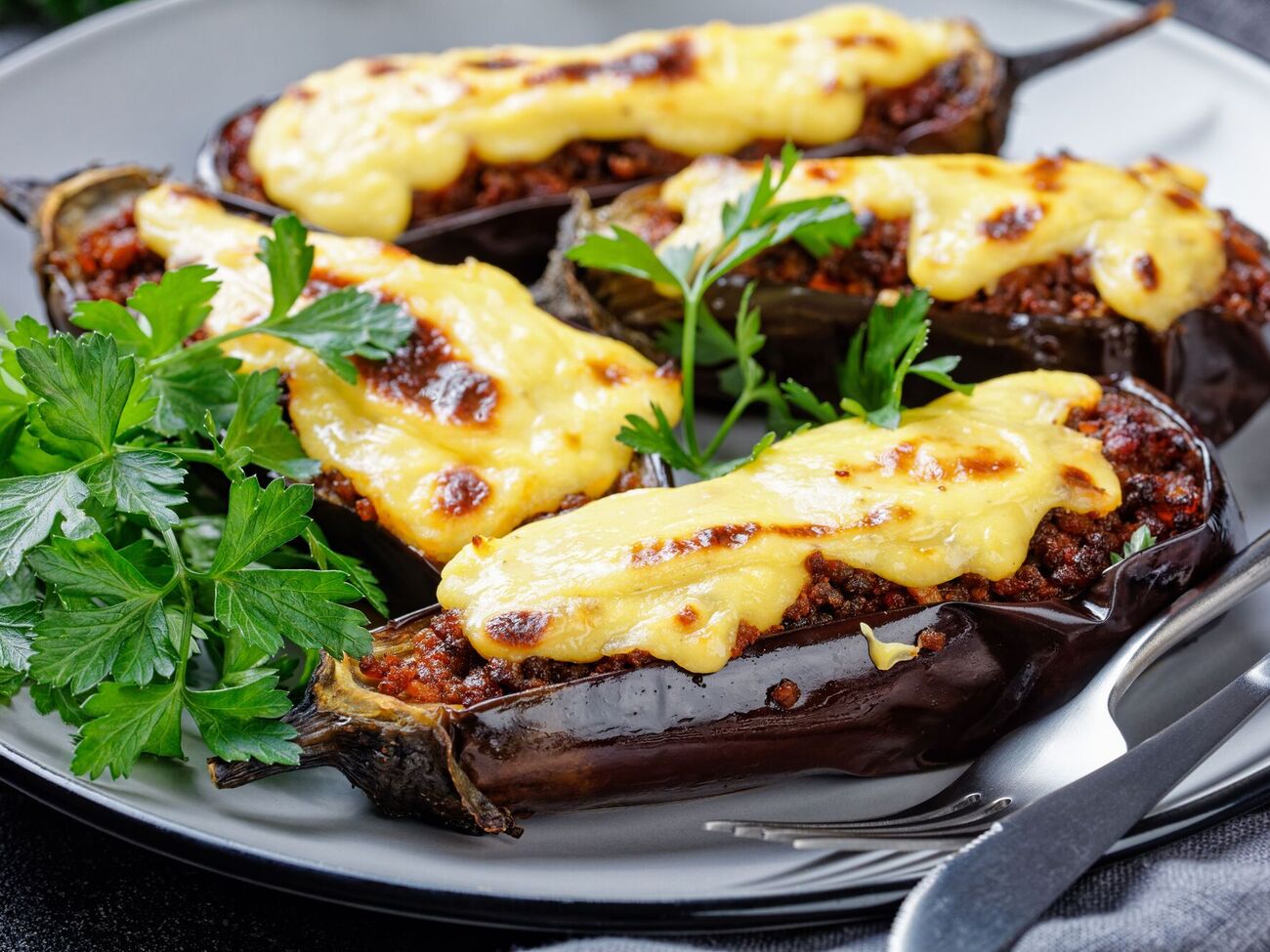 Вкус запеченных баклажанов подчеркнут сыр и кинза