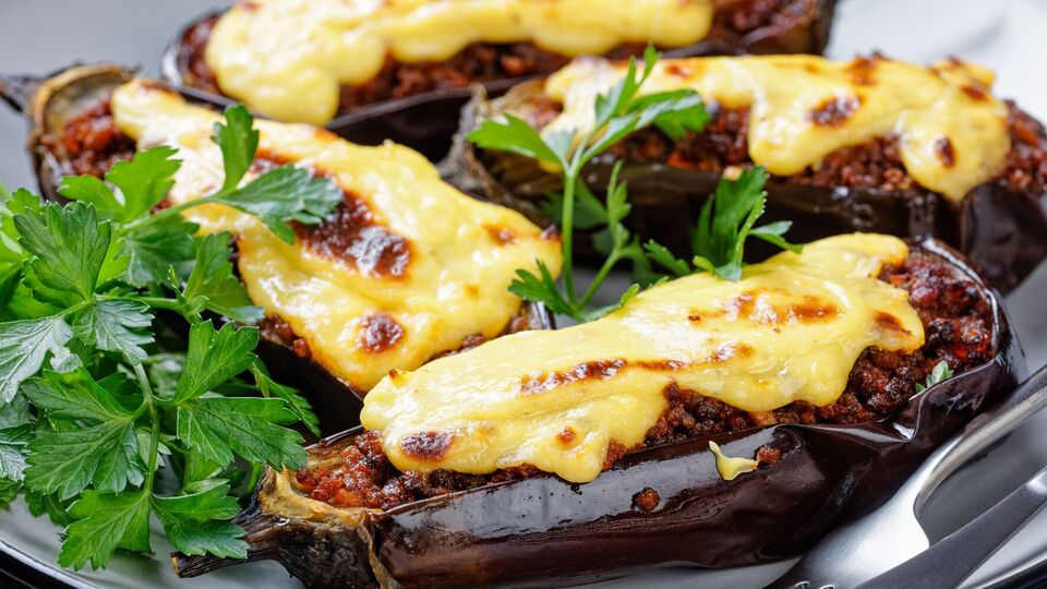 Вкус запеченных баклажанов подчеркнут сыр и кинза