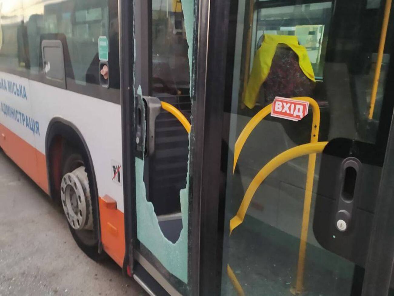 Обстрілом пошкоджено автобуси й вантажівки