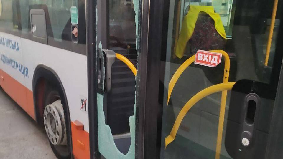 Обстрілом пошкоджено автобуси й вантажівки