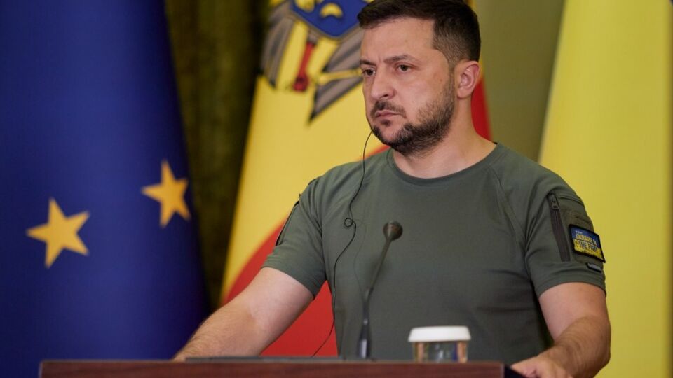 Если Запад не прекратит разговоры о пересечении красных линий, то потеряет Молдову за один-два года, отметил Зеленский
