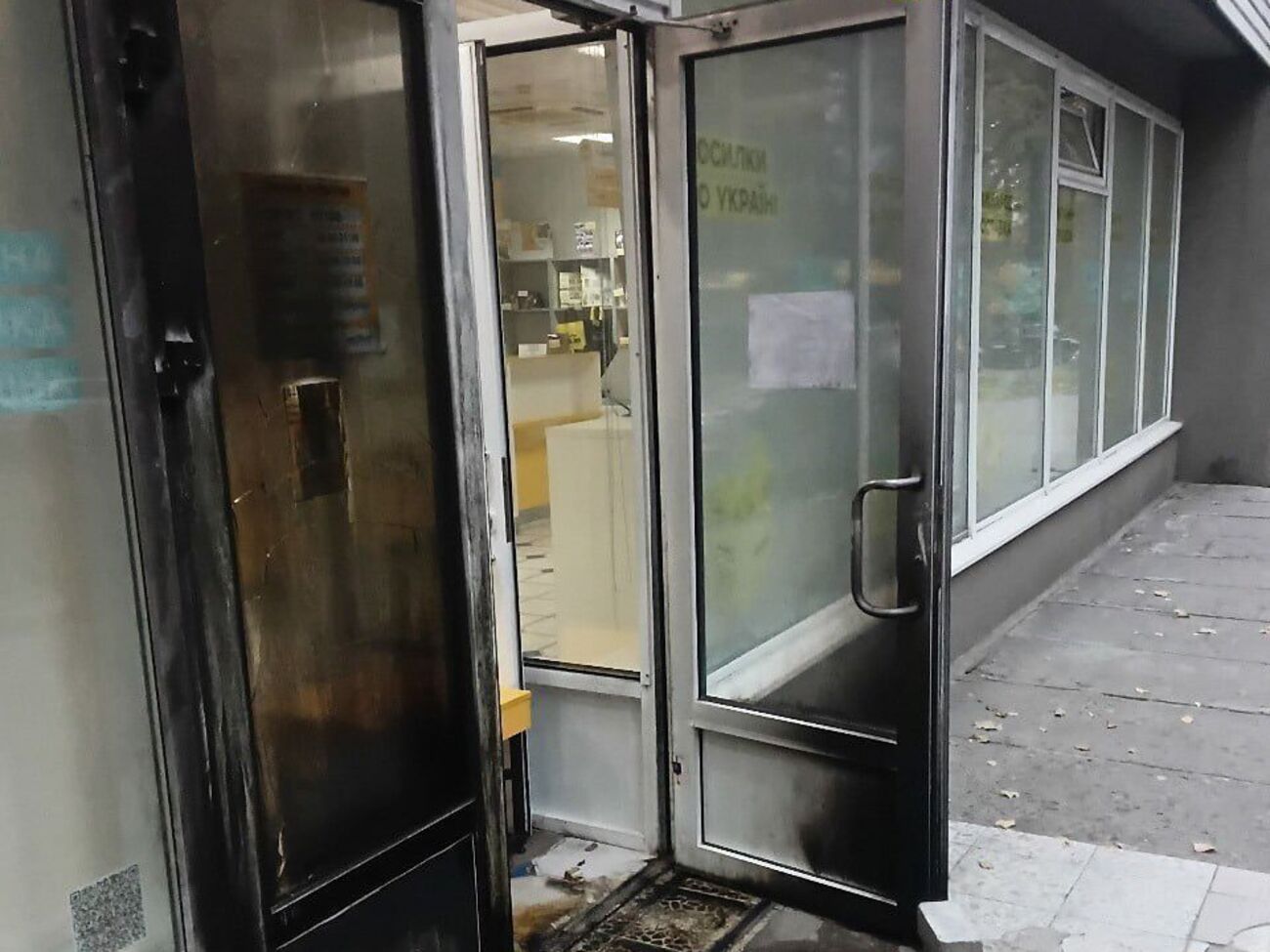 У Солом'янському районі вогнем було пошкоджено вхідні двері відділення "Укрпошти", а в Дарницькому – вигоріли приміщення й відправлення громадян, розповіли в поліції