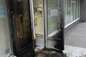 В Соломенском районе огнем была повреждена входная дверь отделения "Укрпошти", а в Дарницком выгорело помещение и отправления граждан, рассказали в полиции