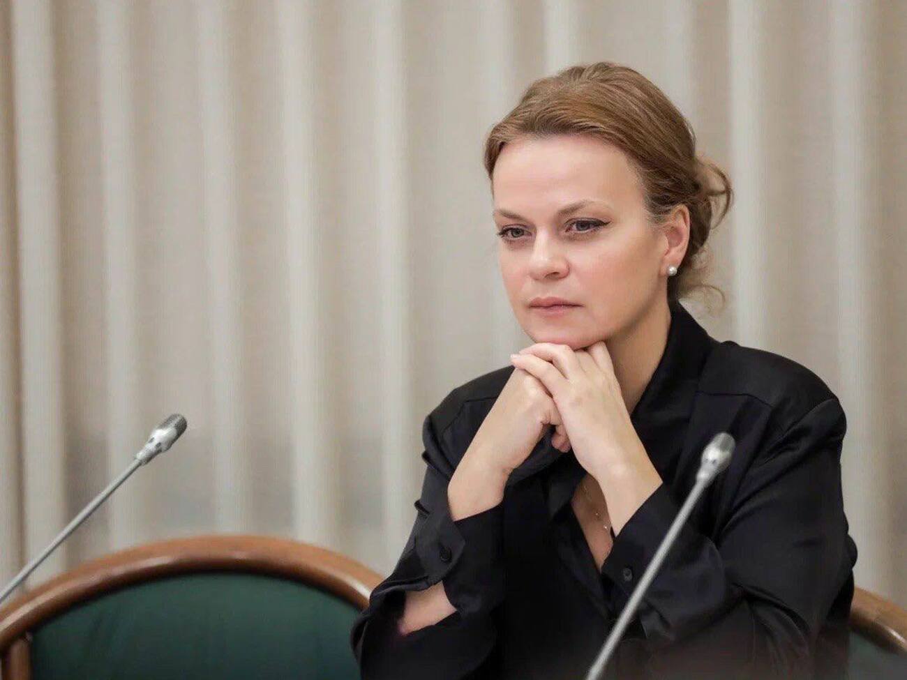 Цивилева работает в российском минобороны, по данным СМИ, она является дочерью двоюродного брата Путина