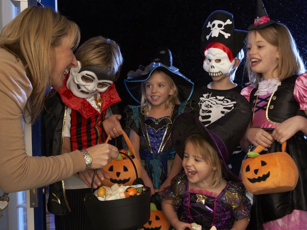 Дети на Хэллоуин получают угощения