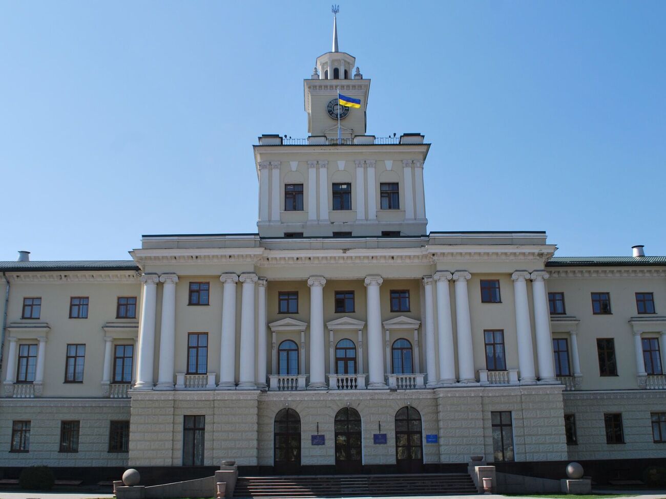 На 1 октября фактическая численность работников всех структурных подразделений Хмельницкой ОВА составляла 426 человек, отметили СМИ