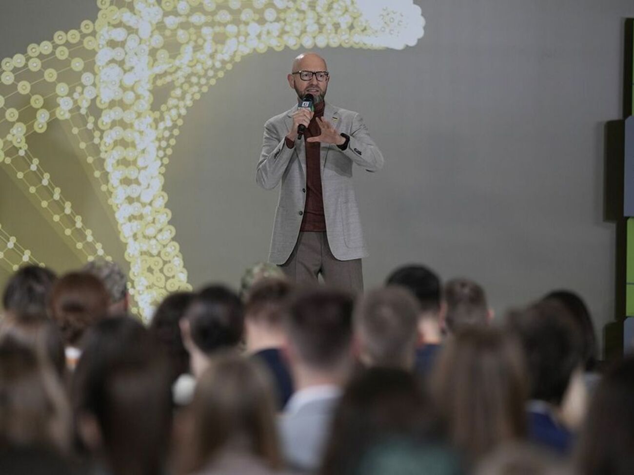 Яценюк 31 октября открыл 10-й КФБ для молодежи в Киеве