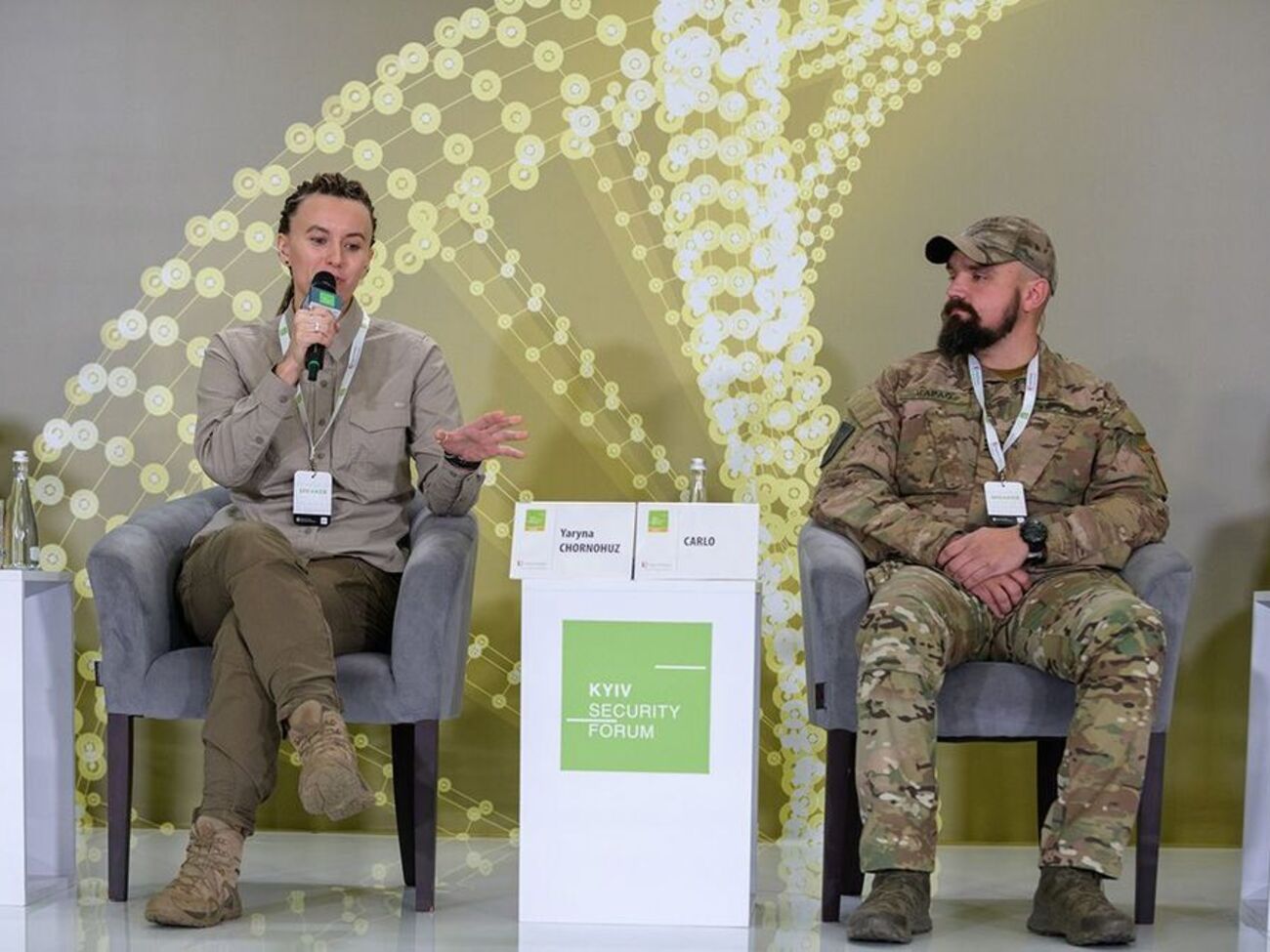 Украинскую молодежь в школах и университетах недостаточно готовят для обороны, считает Черногуз (слева)