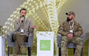 Украинскую молодежь в школах и университетах недостаточно готовят для обороны, считает Черногуз (слева)