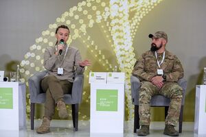 Украинскую молодежь в школах и университетах недостаточно готовят для обороны, считает Черногуз (слева)