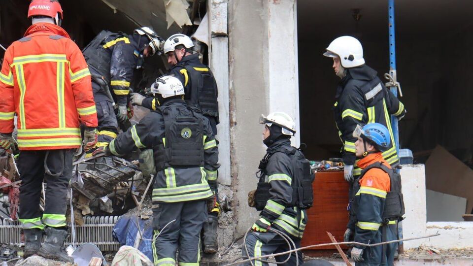 Розбір завалів на місці прильоту триває