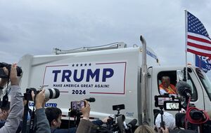 Трамп: Как вам мой мусоровоз? Этот грузовик – в честь Камалы и Джо Байдена
