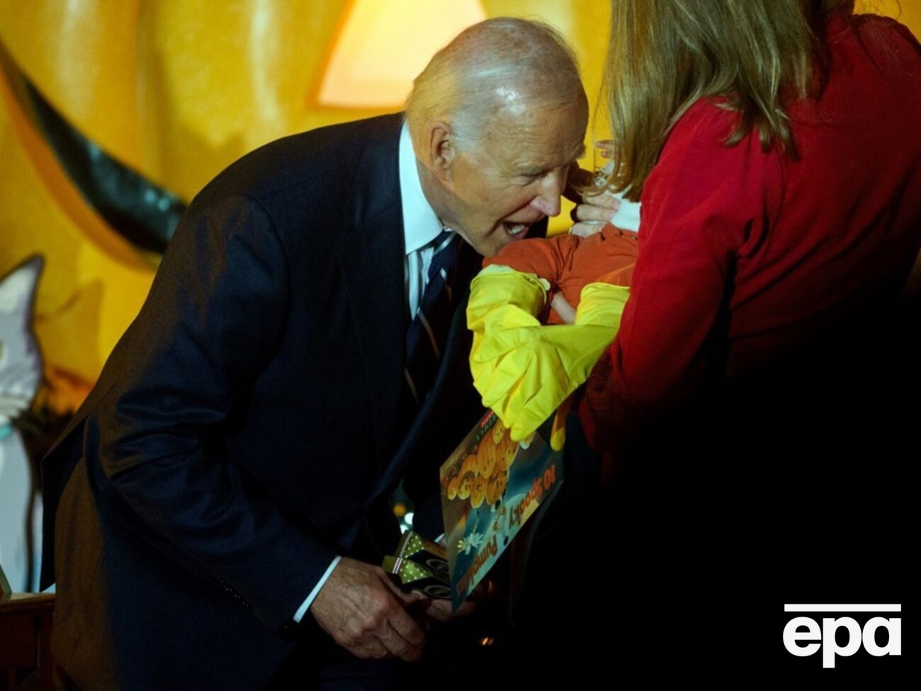 Байден на вечеринке делал вид, что кусает детей