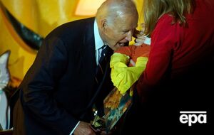 Байден на вечеринке делал вид, что кусает детей