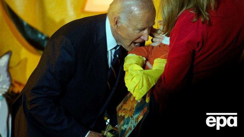 Байден на вечеринке делал вид, что кусает детей