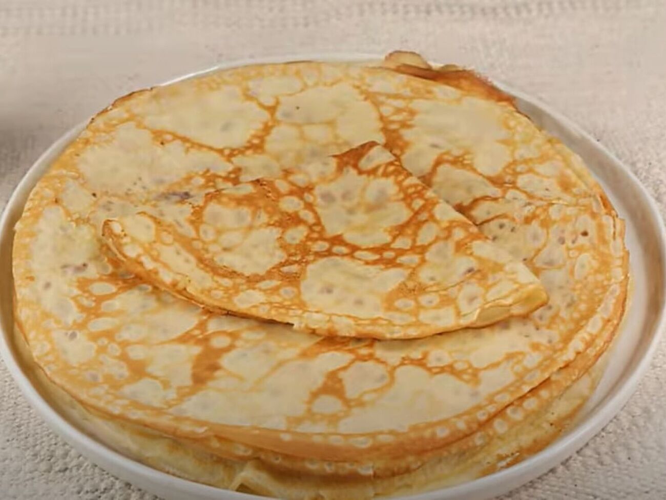 Смажьте сковороду сливочным маслом и выпекайте блины на среднем огне