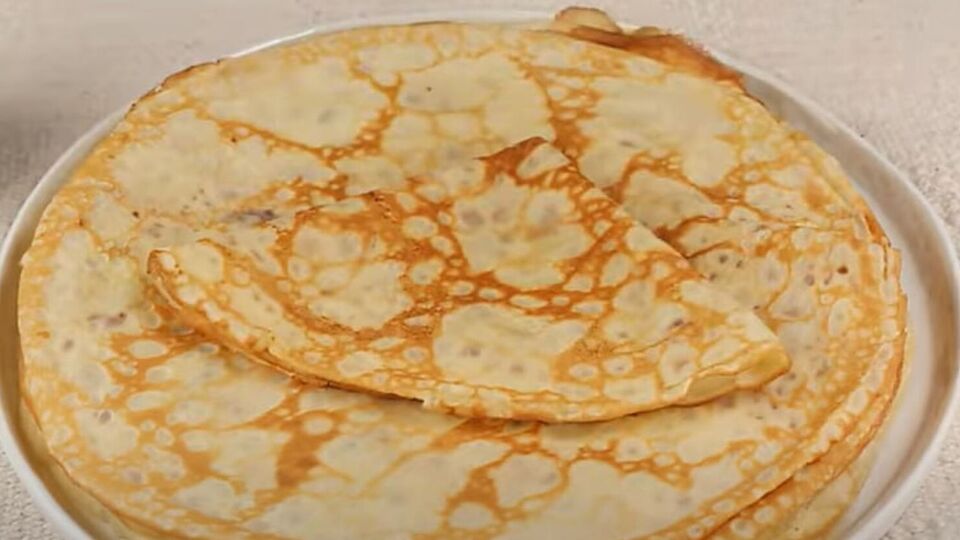 Смажьте сковороду сливочным маслом и выпекайте блины на среднем огне