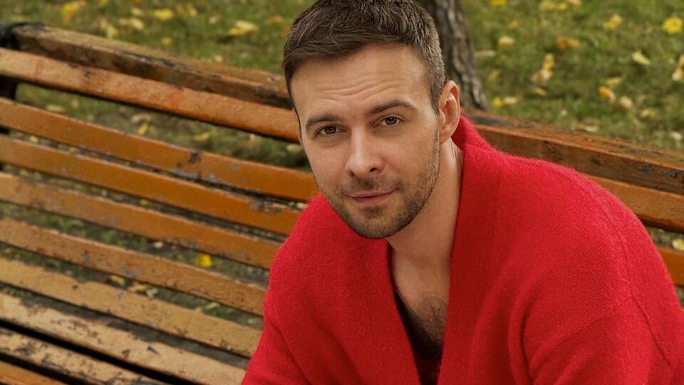 Макс Барських у пісні співає про те, що потрібно жити далі