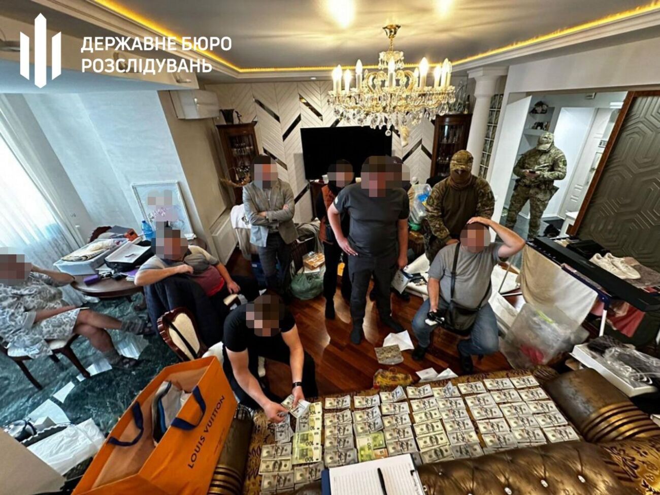 В ходе обысков обнаружили деньги, отметили в ГБР