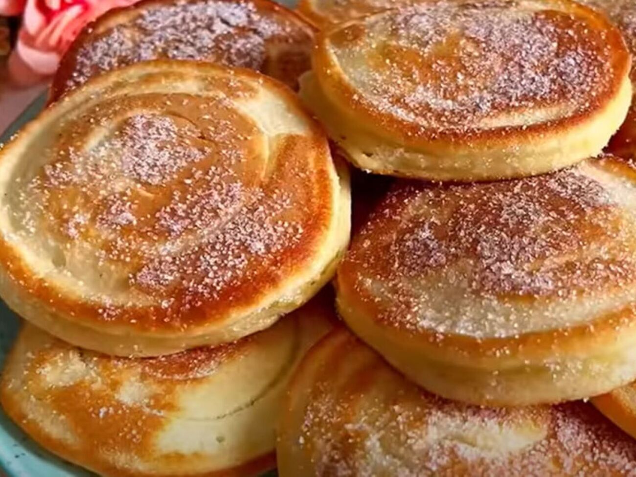 Посипте готові оладки цукром