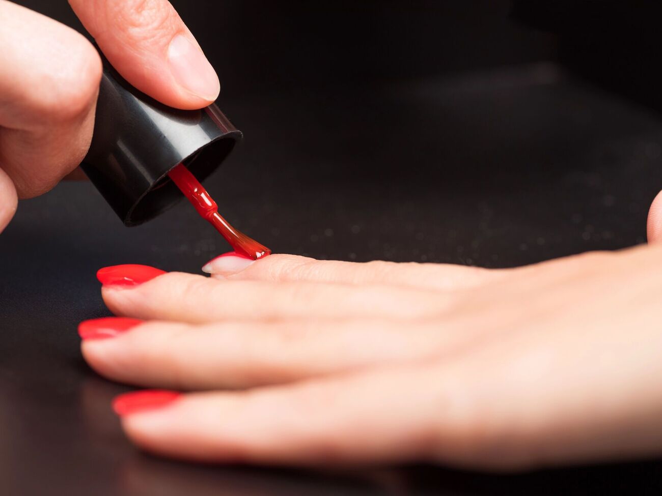 Майстриня використала червоний лак як основу