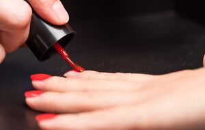 Майстриня використала червоний лак як основу