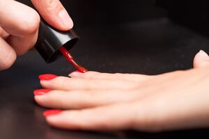 Мастер использовала красный лак как основу