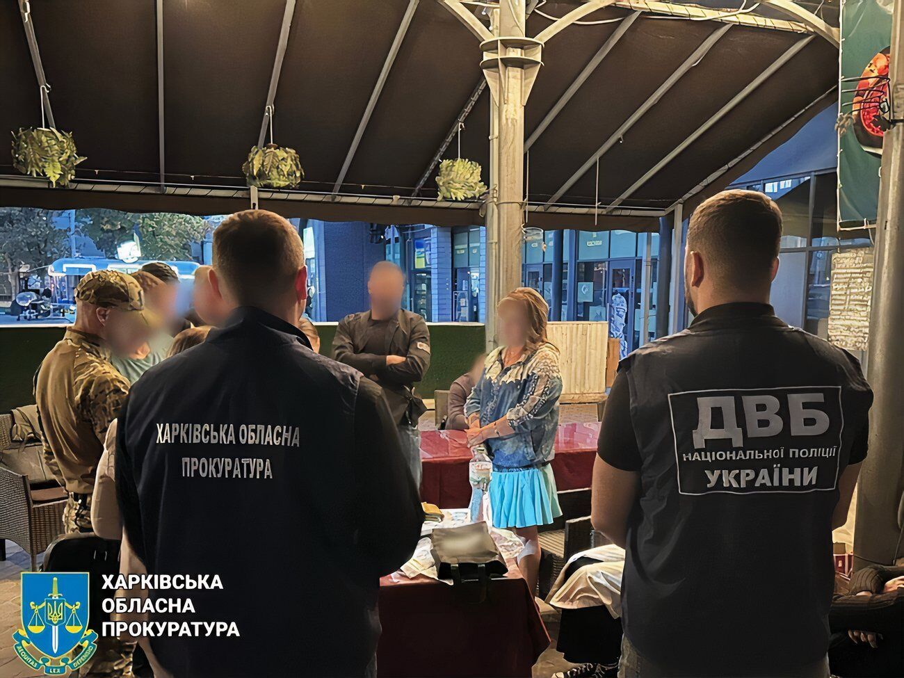 Правоохранители задержали женщину при получении денег в одном из кафе Харькова